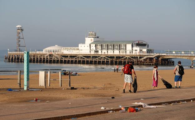 El Gobierno británico, listo para cerrar las playas si no se cumplen las normas