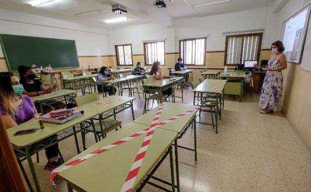 Alumnos en clase con mascarilla y guardando distancias. /EFE