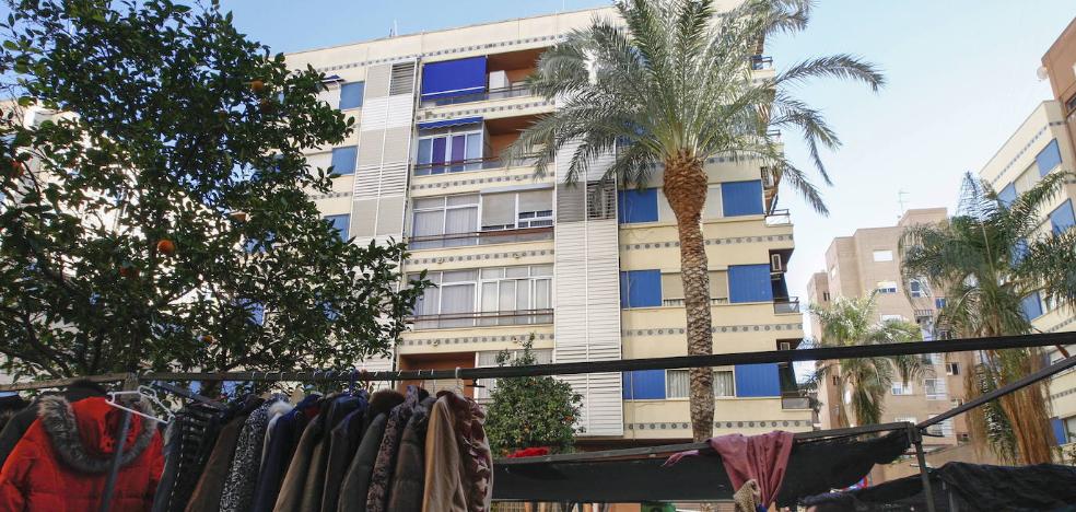 Mercadillos sin montones de ropa y con vallas en las calles
