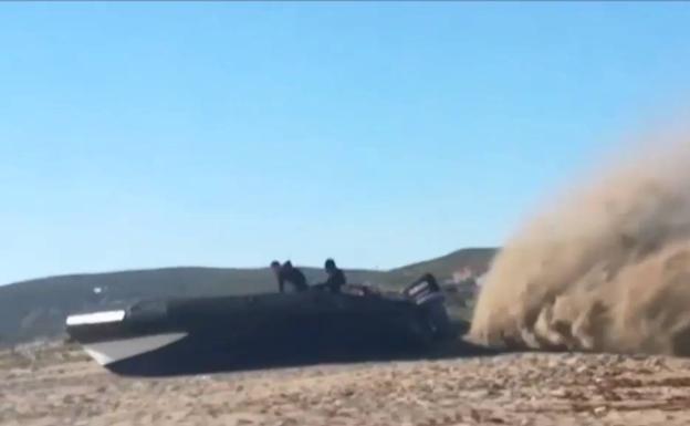 Heridos dos guardias civiles al adentrarse en un camión en llamas en Torrent para rescatar al conductor