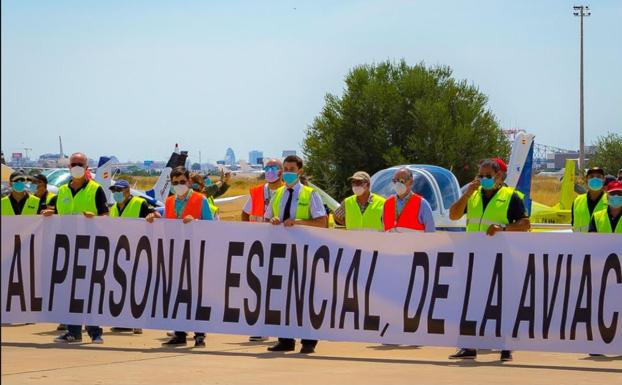 Más de 40 aeronaves ligeras rinden homenaje en el Aeropuerto de Valencia a las víctimas de la pandemia