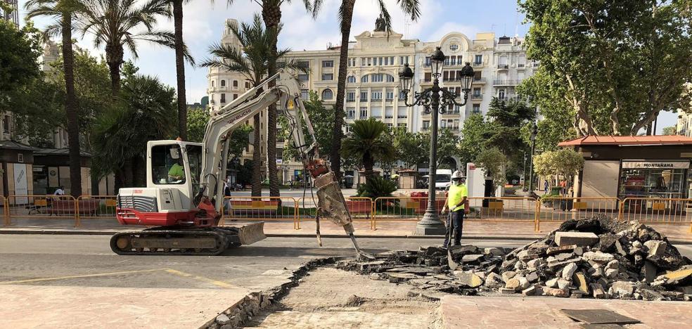 La plaza del Ayuntamiento de Valencia deja al descubierto su antiguo adoquinado