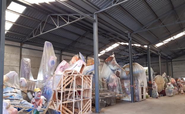 Las fallas de Sueca permanecerán almacenadas en una nave municipal hasta marzo de 2021
