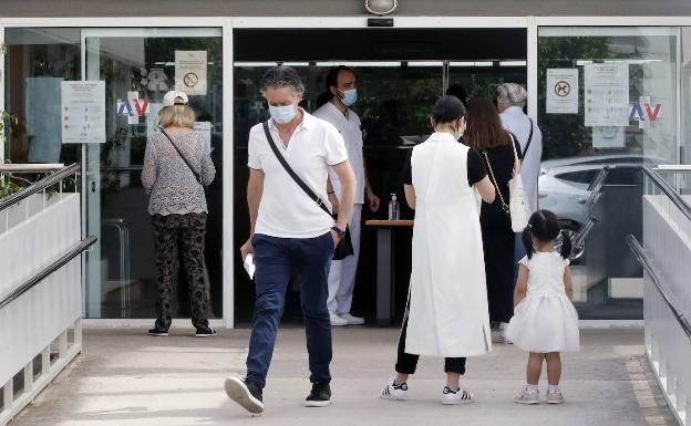 La falta de especialistas obligará a usar médicos MIR para refuerzos de verano