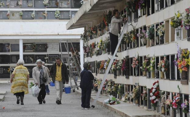 La Generalitat exhuma ocho cuerpos de una fosa común en el cementerio de Castellón