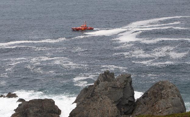 Buscan a un empresario valenciano desaparecido tras caer al mar en una playa gallega