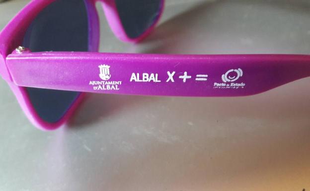 El Colegio de Ópticos califica de «no aptas» las gafas repartidas por el Día de la Dona en Albal