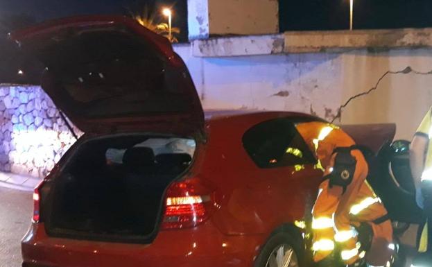 Un joven y dos menores heridos tras chocar su coche contra un muro en Puzol