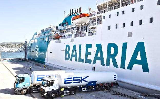 El 'ferry Bahama Mama' de Baleària realiza el primer bunkering de GNL en el puerto de Dénia