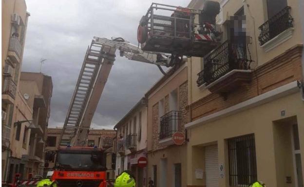 Dos personas evacuadas del balcón de su casa en Riba-roja tras derrumbarse el techo