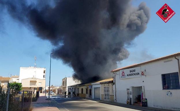 Desalojan cuatro viviendas en San Fulgencio por el incendio en el patio de una nave de frutas