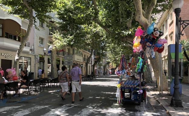 «Las ventas no son como las del pasado verano pero se acercan y entran clientes»