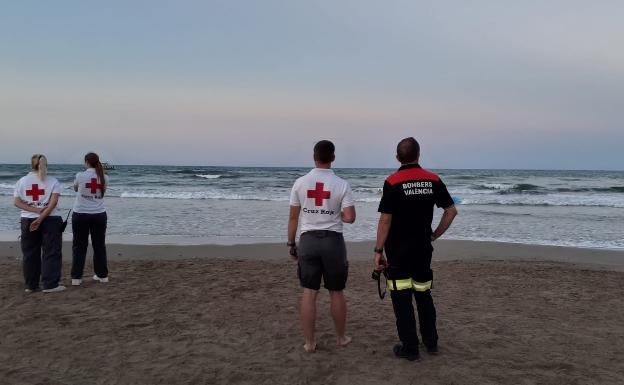 Dos bañistas rescatan a una menor con síntomas de ahogamiento en las Arenas