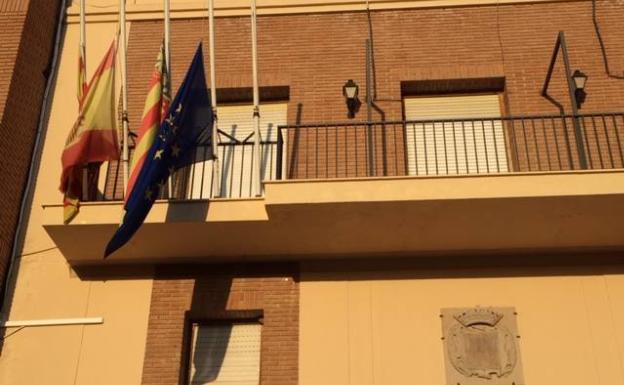 Polémica por la retirada de la bandera contra la violencia de género del balcón del ayuntamiento de Puçol