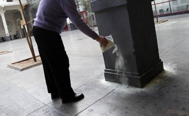 La Guardia Civil alerta de los peligros de echar azufre en las calles contra el orín de los perros