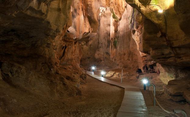 Descubre la historia de la Cueva de las Calaveras de Benidoleig