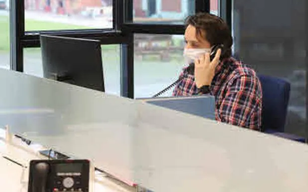 Un trabajador, con mascarilla en su oficina./Marieta