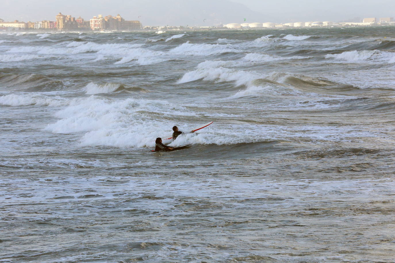 La fuerza de las olas encenderá las farolas de la Marina