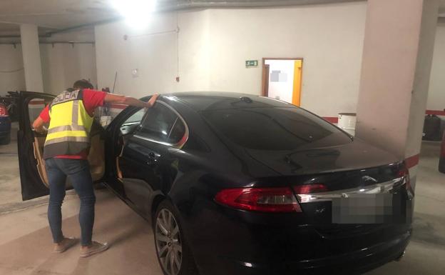 Atrapado un estafador en serie que vivía a todo lujo en Gandia y huyó con un Jaguar que fingía comprar