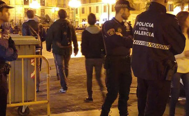Un hombre se pasea por el centro de Valencia con un cuchillo amenazando de muerte a desconocidos Policia-local-valencia123-kHJ-U1107716971023t-624x385@Las%20Provincias