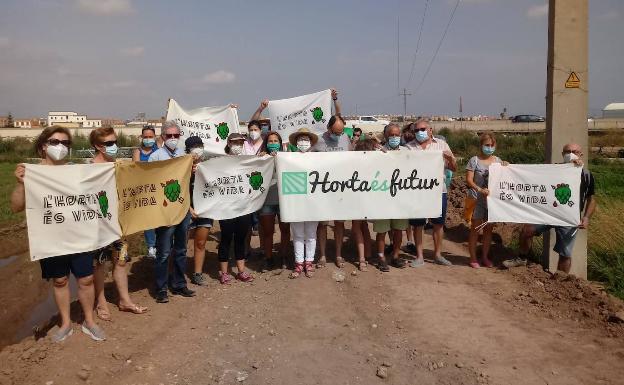 Concentración por el traslado de una torre eléctrica a un campo de Alboraya en producción por las obras de la V-21