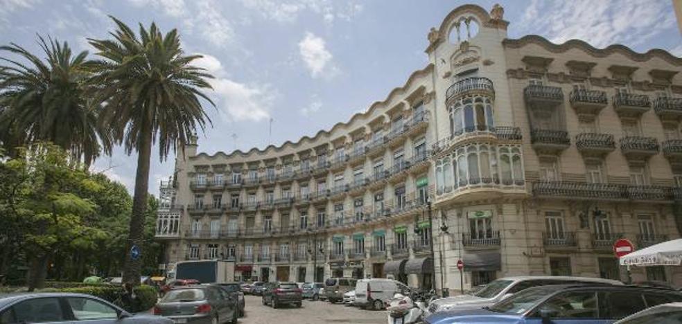 Los comerciantes proponen peatonalizar la mitad de la plaza Cánovas