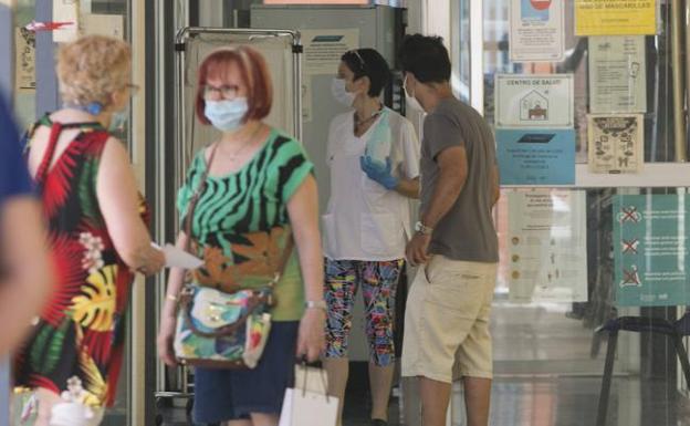 El Colegio de Médicos propone la obligatoriedad de las mascarillas para evitar situaciones «más conflictivas»