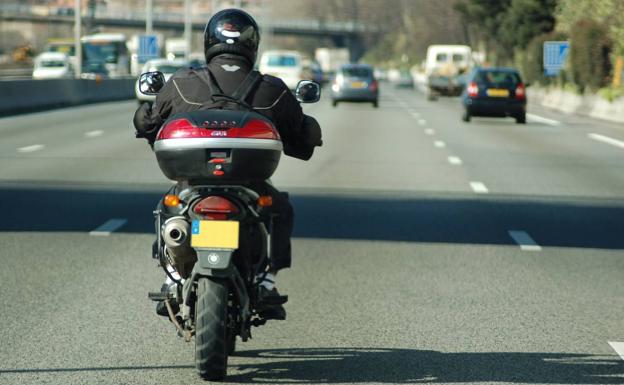 Choque entre una furgoneta y una moto en Burriana