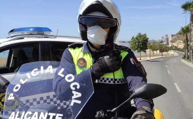 Dos policías locales salvan la vida a un hombre de 72 años en una piscina de Alicante