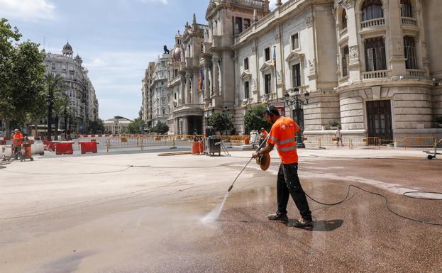 Las obras se aceleran en la plaza del Ayuntamiento con el pavimento rojizo y el adoquinado junto a la fuente