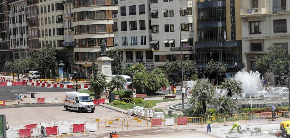 Las obras se aceleran en la plaza del Ayuntamiento con el pavimento rojizo y el adoquinado junto a la fuente