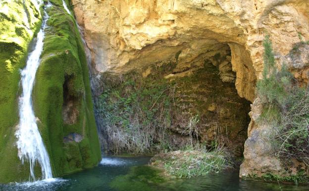 Una ruta refrescante hacia la espectacular cascada del río Carbo