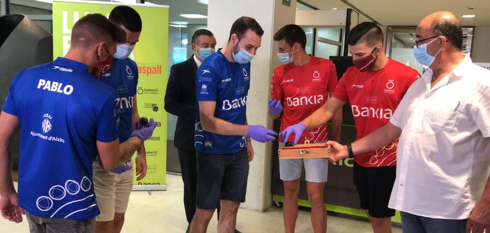 «Id al trinquet, pero con precaución»