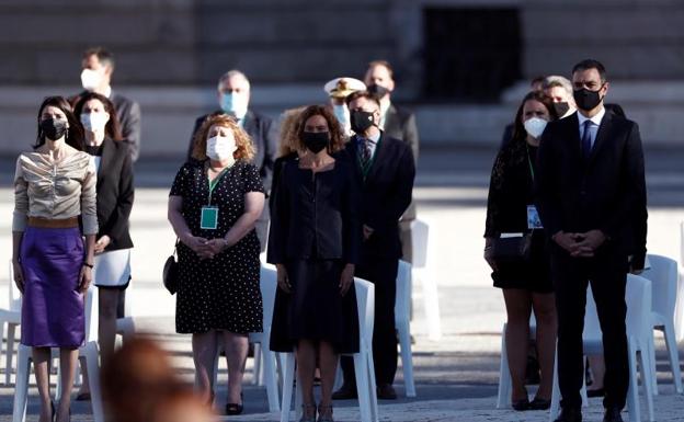 El colorido vestido de la presidenta del Senado en el Funeral de Estado