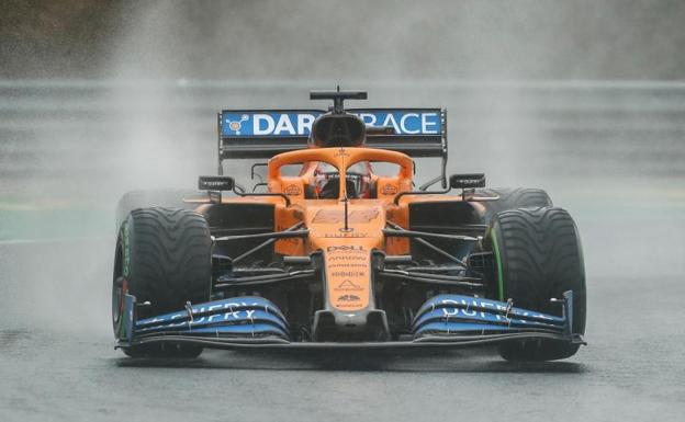 Sainz encuentra en la lluvia a su aliada