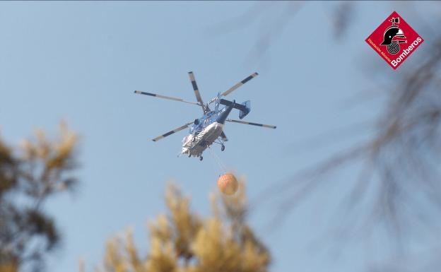 Los bomberos dan por controlado el incendio forestal de Monóvar