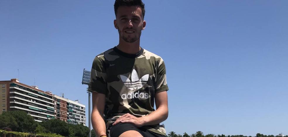 Carlos Mayo, entre la bata y el tartán