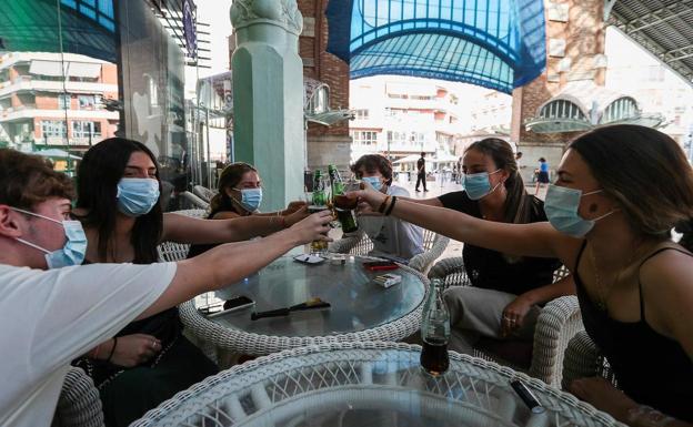 Murcia cierra todo el ocio nocturno y limita a 15 personas las reuniones