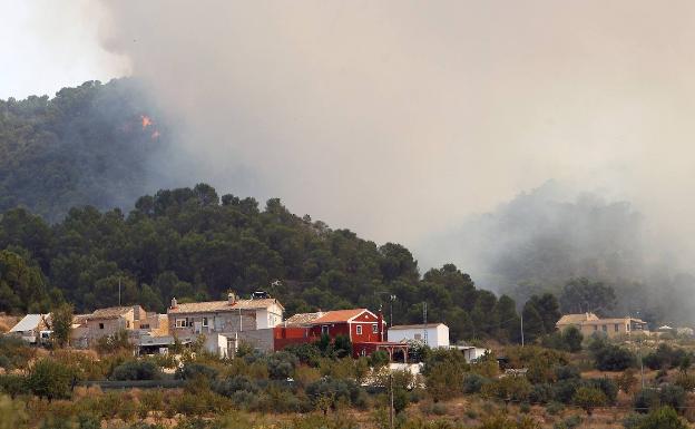 Extinguido el incendio forestal de Monóvar tras quemar 140 hectáreas de terreno