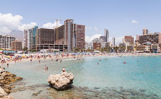 Prohíben fumar en las playas de Finestrat con multas de hasta 1.200 euros