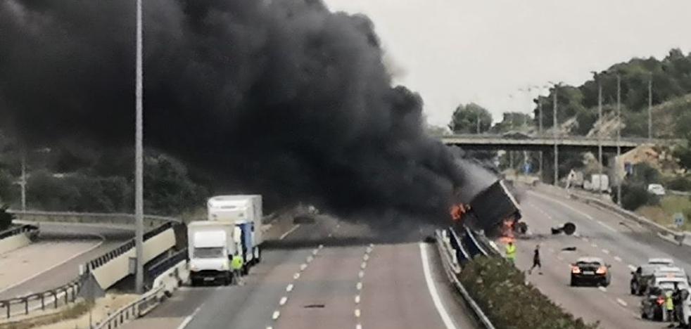 Otro colapso en el 'bypass' por el incendio de un camión
