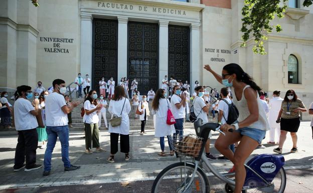 La huelga indefinida de los MIR ya se deja notar en los hospitales valencianos