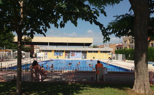 Medio millar de personas utilizan las instalaciones de la piscina de Meliana en el mes de julio