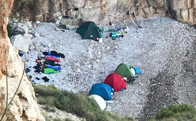 Benitatxell denuncia acampadas ilegales y saltos desde los acantilados en sus calas