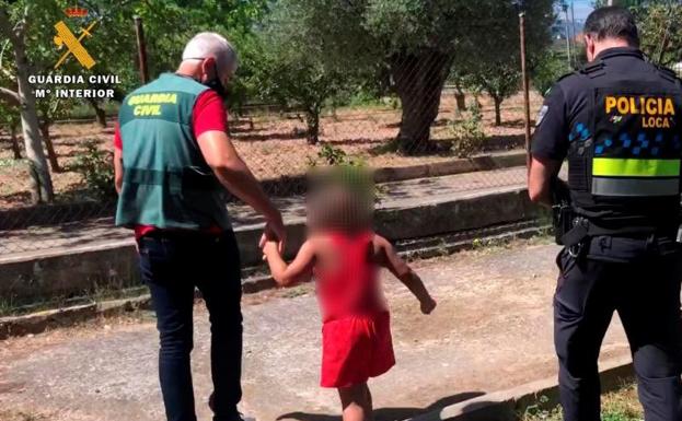 Vídeo: Rescatan a una niña de 7 años abandonada por la pareja de su madre en mitad de la carretera