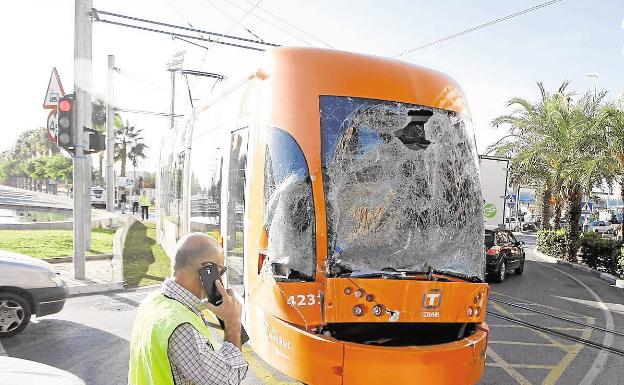 Un ciclista de 60 años, herido tras sufrir un accidente con un TRAM en la Universidad de Alicante