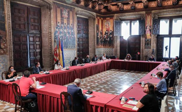 Generalitat, patronal y sindicatos cierran un pacto «vivo» para la reconstrucción con 383 propuestas