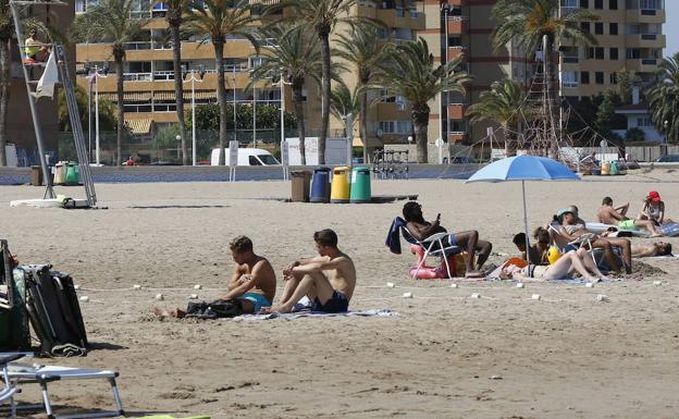 Rescatado un hombre con síntomas de ahogamiento en la playa de la Pobla de Farnals