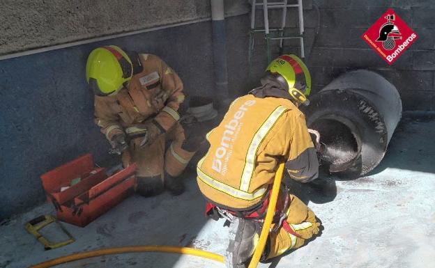 Desalojados 30 trabajadores de una fábrica de pieles en Elda por un incendio