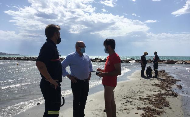 Los equipos de rescate valoran dejar de buscar al nadador de El Postiguet por falta de indicios